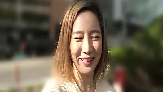 P117G05 Bir Japon idolünü takdir eden Koreli güzel kadın Japonya'da ilk kez sahneye çıkıyor ve onu yaramaz bir seçme için odasına davet ediyor!