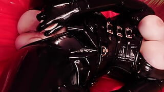 Fetisch-MILF in glänzendem schwarzem latex-catsuit masturbiert mit saftiger muschi, dildofick mit stöhnender (arya grander) schlampe mit dickem arsch