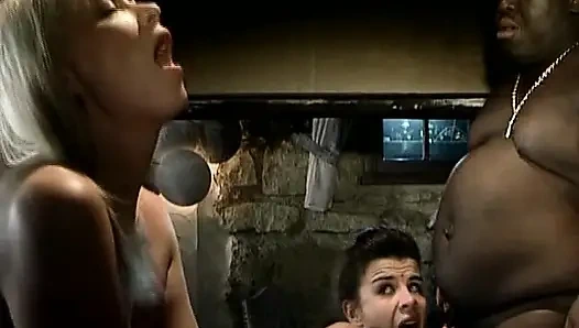 Muhteşem Alman kızlarla klas bir restauran'da dp ırklararası sikiş festivali