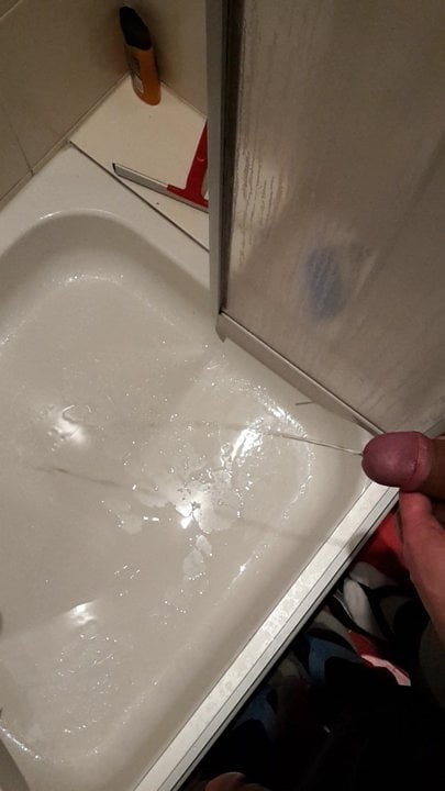在淋浴时撒尿
