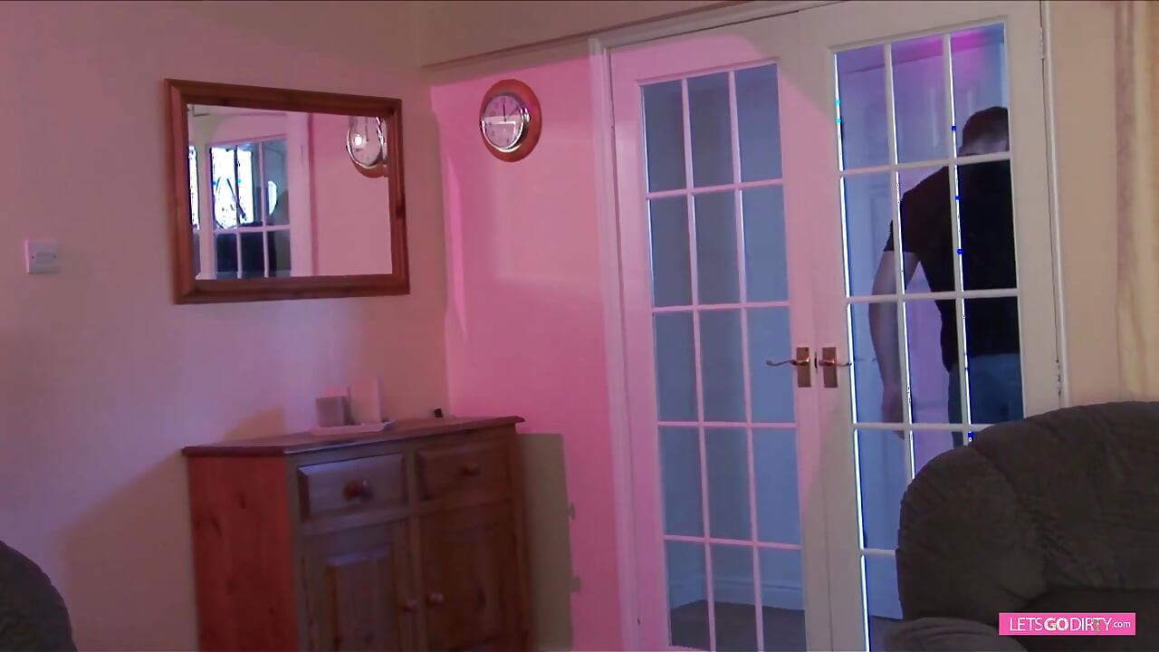 ไม่เคยลองเย็ดตูดมาก่อน... ในเย็ดหมู่ 3 คน