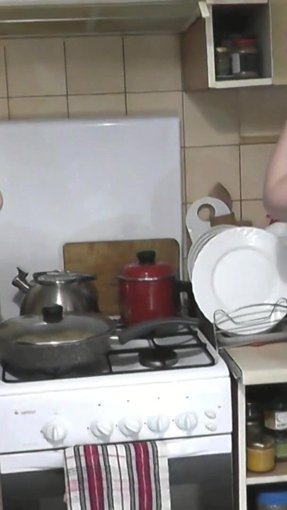 Λεσβία ώριμη milf και αμφιφυλόφιλη χαριτωμένη νεαρή φιλιέται και μαγειρεύει πίτσα στην κουζίνα χωρίς εσώρουχα. Γέροι και νέοι. Ξανθός. Μελαχρινή | Κλιπ 1