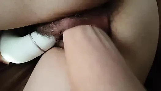 Sıkı amcığıma yumruğunu sokuyor. Harika!