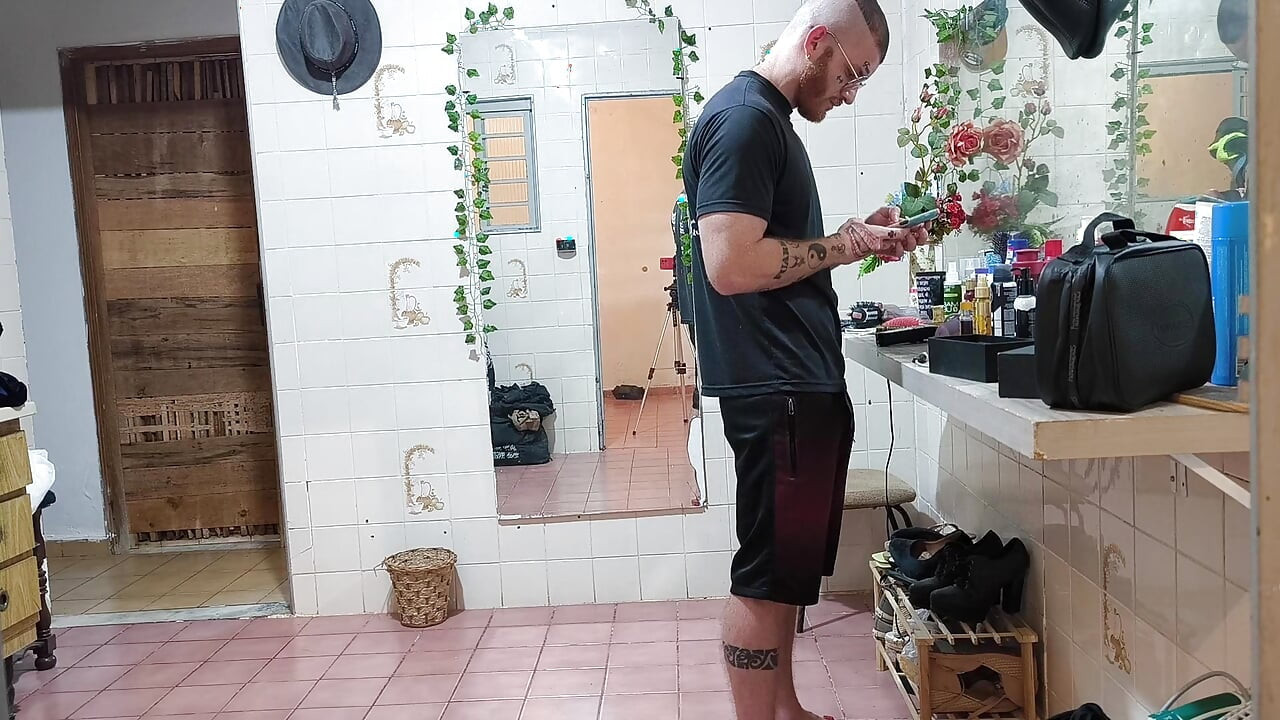 mencukur dan mencukur dadanya