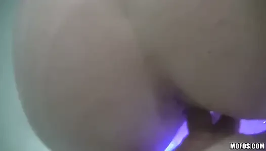 Pickups - brünette electra angel mit kleinem arsch nimmt anal fingern und auf den arsch in der Wanne mit steve Q