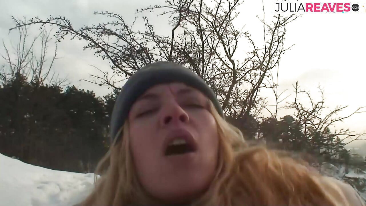 Sexy zrzka jezdí na tvrdém ptákovi venku v chladném sněhu