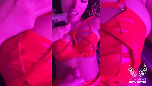 Kırmızı Lateks Latina Mianinlerle Cum Temizlemesini Görmezden Geliyor