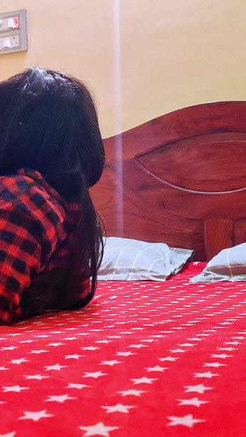 Zapanjujući trenutak iz filma "Hot House Maid Fucked By Masked Man Who Was Hiding In The House."