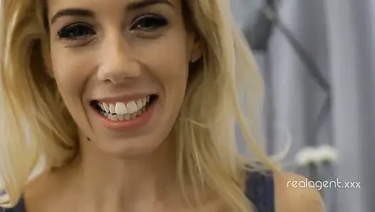 Genç masum görünümlü kızlar Cassie ve Nesty ilk sapphic deneyimlerini denemeye karar verdi
