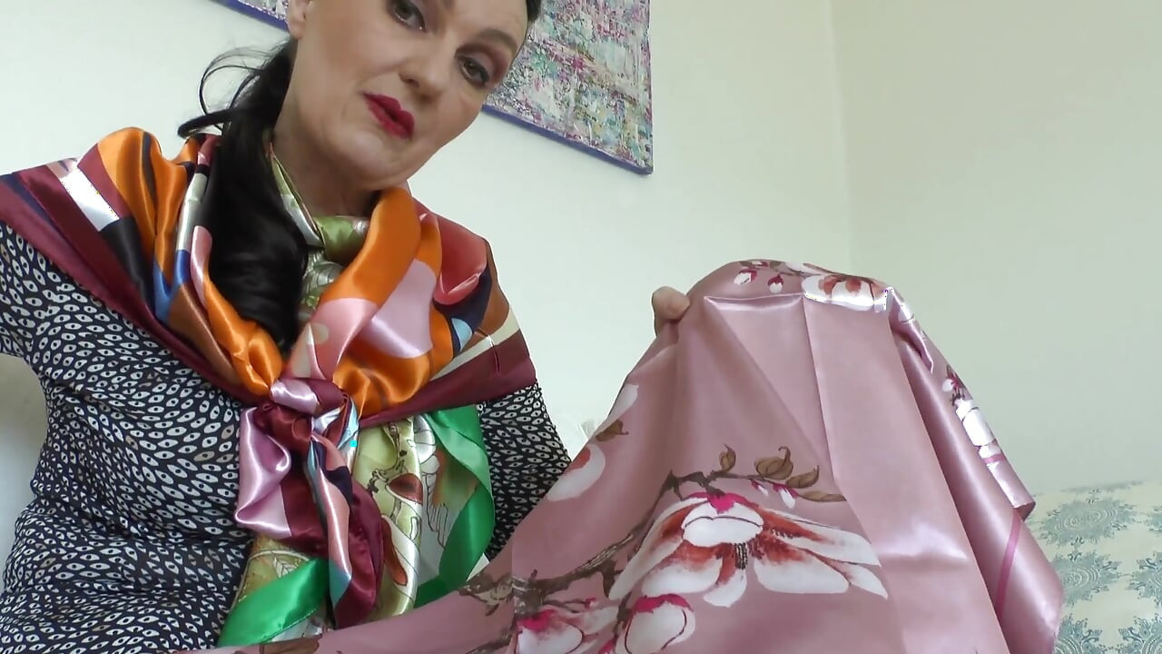 Parlak saten eşarplarım seni azdıracak! Lady Victoria Valente