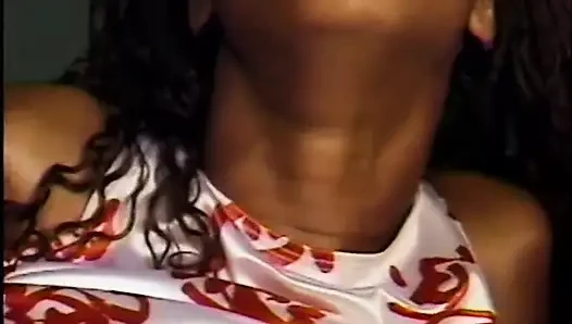 Seksi büyük memeli zenci kız ağzında amında büyük yarağı seviyor