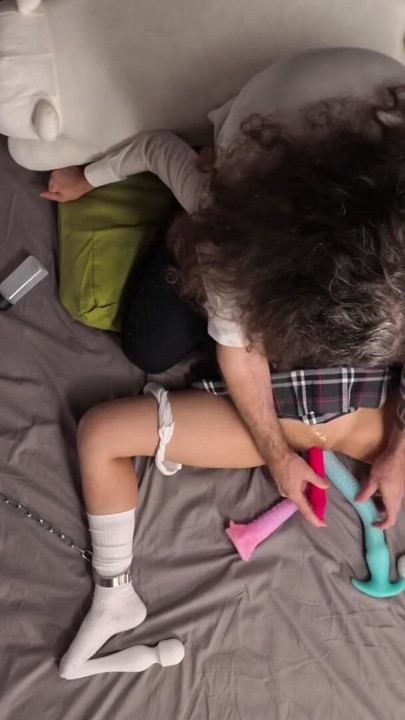 TODOS os brinquedos até sua buceta! Safada estudante é recheada | Clipe 1