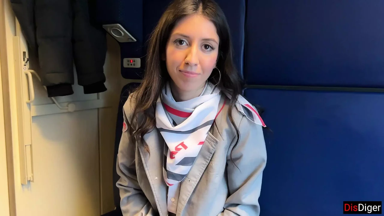 列车长发现乘客撸管，但没有感到困惑，而是跳在他的鸡巴上