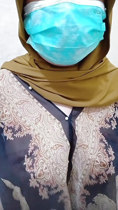 زن با حجاب کلمک با کسش که آه می کشد