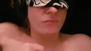 Exgf masturbación con los ojos vendados