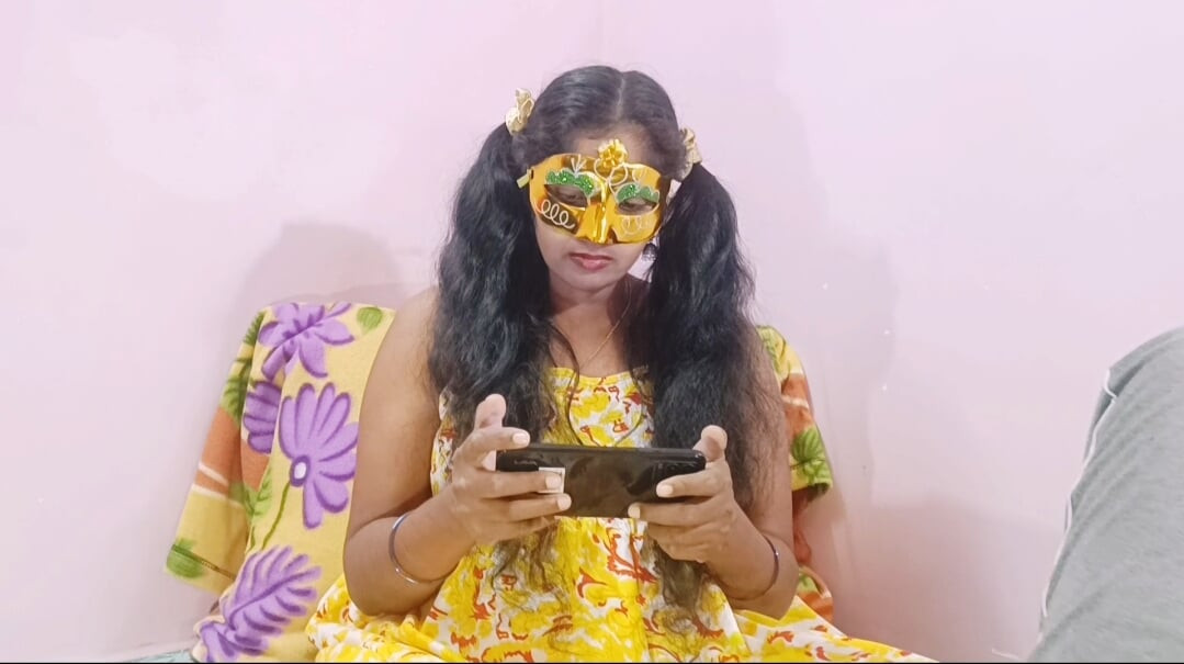 풀 영상. 한 젊은 여성이 이웃의 배다른오빠와 비밀스러운 친밀한 섹스를 공유합니다.