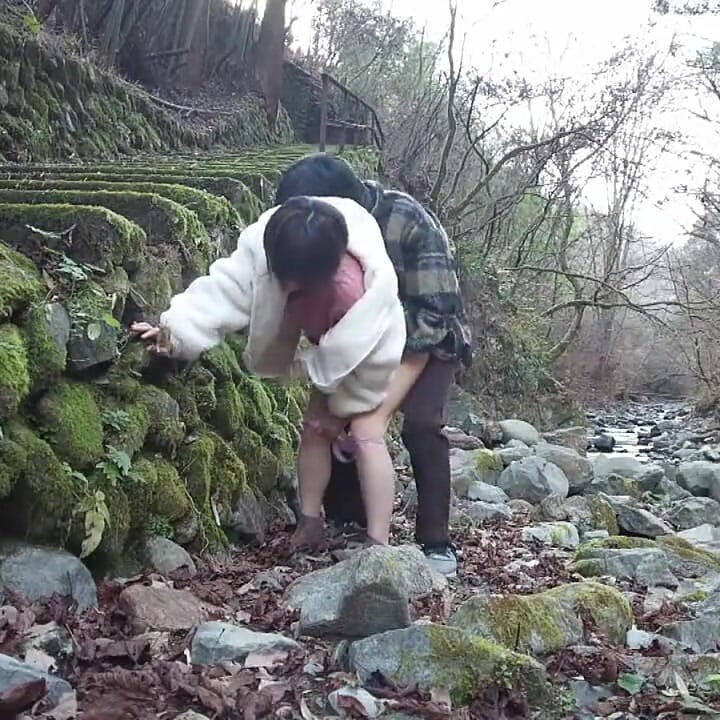 야외를 포용하고 열정이 1반반으로 넘쳐나는 따뜻한 흔적을 남기는 대담한 미녀 - C