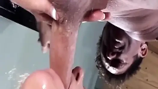 Cewek hot rambut pirang lagi asik nyepong kontol sampai tenggorokan