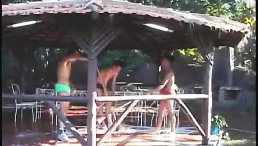 Üç latin aşık açık havada üç şehvetli sürtükle sert sikişiyor