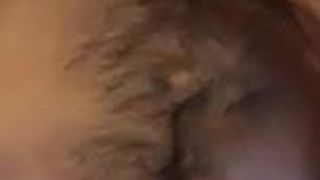 Gorge profonde à l'envers: un papa poilu barbu prend une grosse bite longue