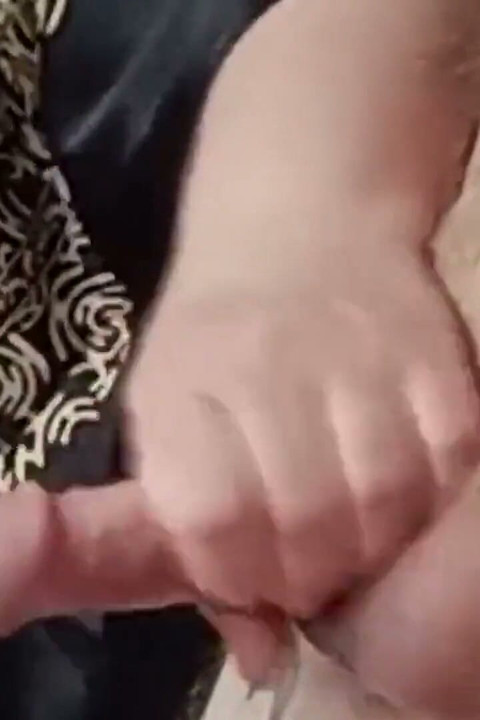 Perra juega con mi polla hasta que me corro