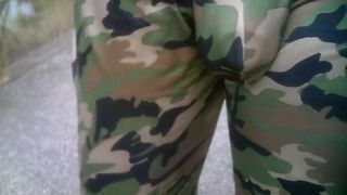 Draußen gehen in Camouflage-Beule-Shorts