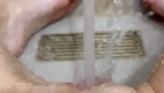 Oh, sie liebt es, mit einem Wasserstrahl zu masturbieren, bis sie zum Orgasmus kommt