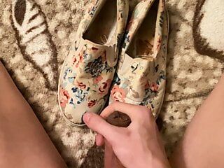 Cum en zapatos sin cordones florales