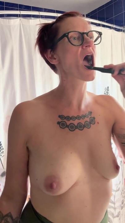 Szczotkowanie zębów topless!