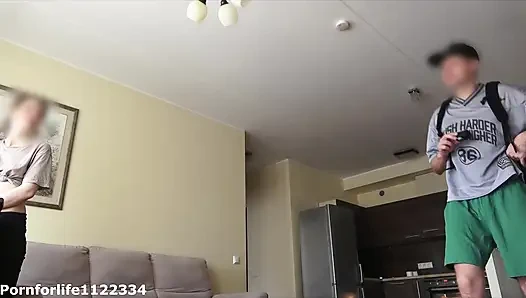 Пасынок вернулся домой после колледжа и был в наручниках и, контролируя мачеху