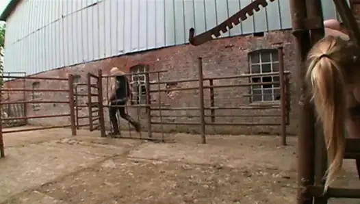 Связанная Блондинка Подчиняется Интенсивному Бдсм-тройничку