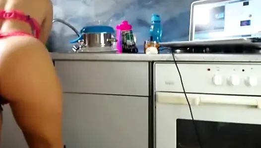 Menjelajahi Fantasi Pantat Montok di Dapur | Twerk yang mendesis