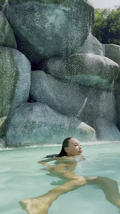 Monika Fox u plavom bikiniju pliva u bazenu u rajskom mestu