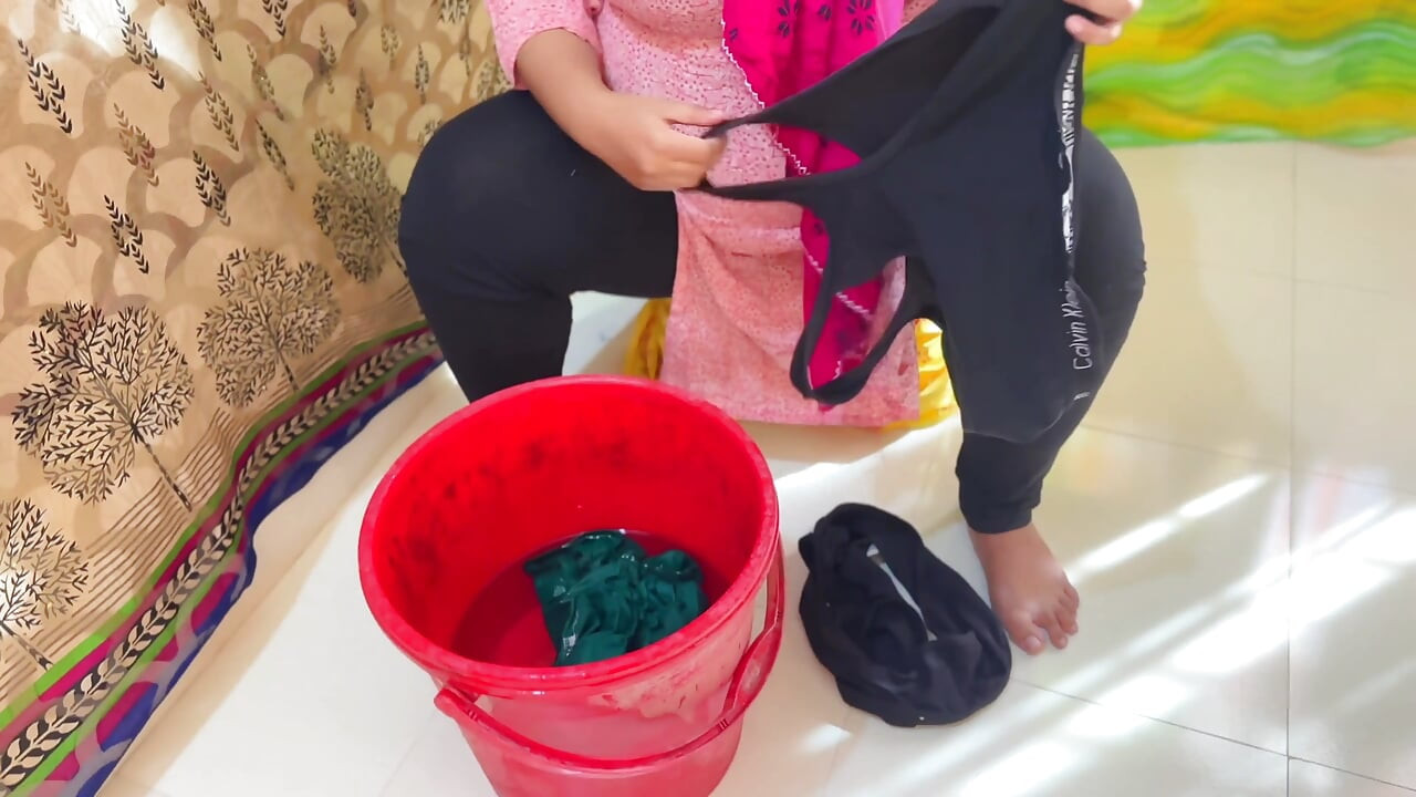 Grande buceta grandona rabuda e peitos enormes quentes, madrasta do Egito lavando o vestido e fica com tesão!