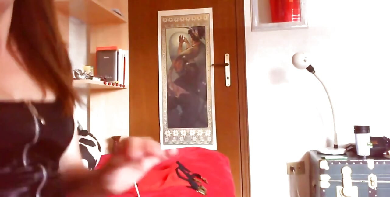 Włoska dziwka rywalizuje ze swoją przyjaciółką w konkursie wielkich mokrych orgazmów squirtingowych