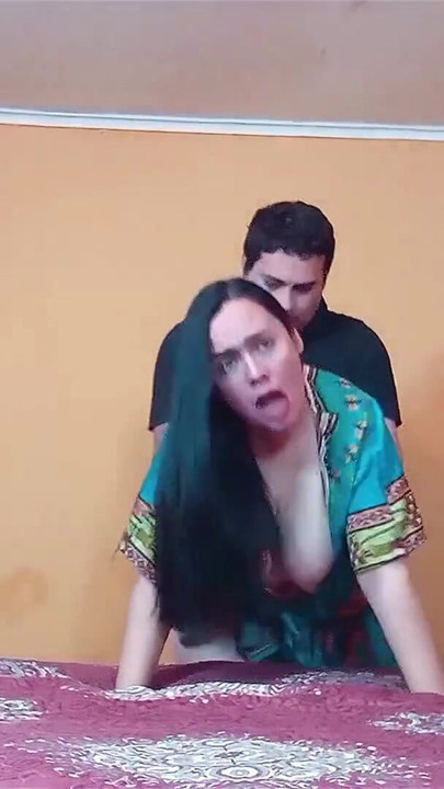 Encontrei uma tia indiana sozinha em casa e a peguei por trás. | Clipe 1