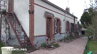 Madura burguesa follada duro anal al aire libre por el garderner