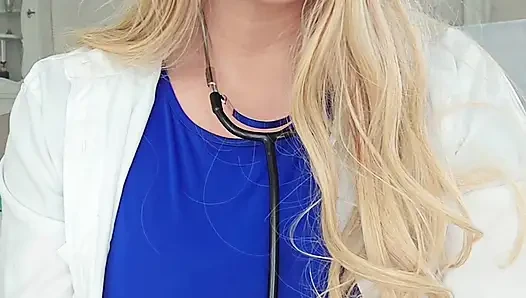 Schularzt unterrichtet schüler über den weiblichen körper