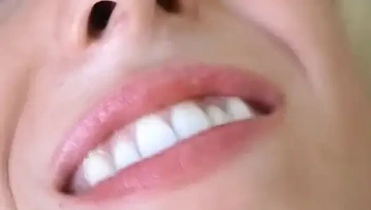 Sexy deutsche blonde puppen reiben ihre fotze in der solo-szene