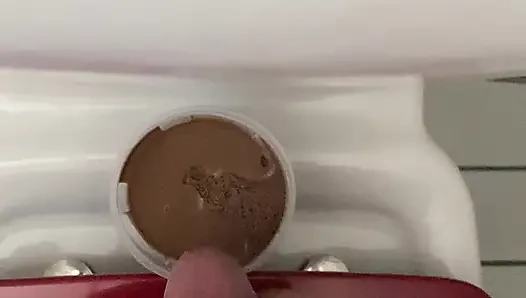 Tatlıya biraz taze krem ekleyerek