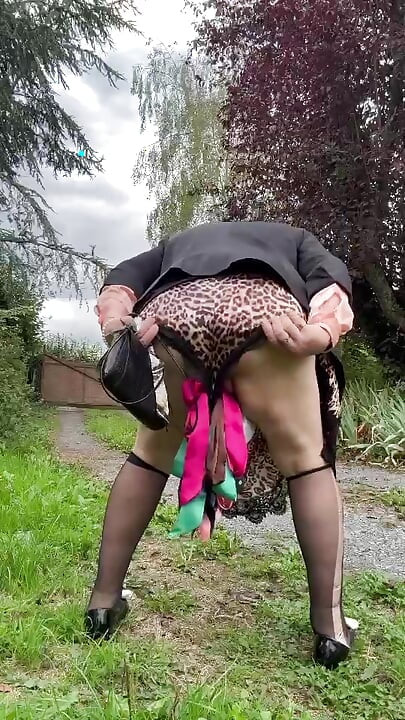 Dressed quickly with a leopard skirt with lace for a night out