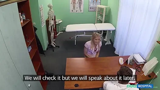 Fake hospital - eine kurvige blondine mit einem sprudelnden hintern nimmt das freche angebot des arztes zum vergnügen auf