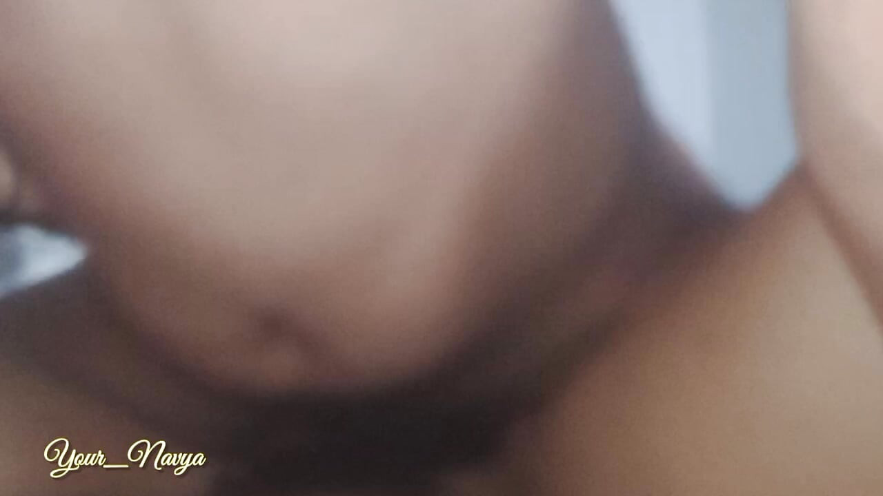 美しいマハルシュトリヤンの痩せたコラージュガールが義理の兄弟と激しいセックスをしている - Your Navya