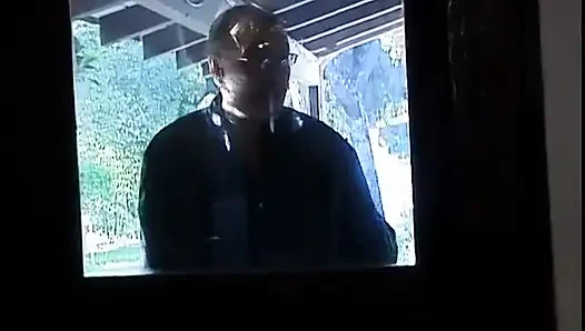 Sarışın ve esmer fahişeler birbirlerini yalıyor ve sonra iki sert yarağı emiyor ve sikiyor