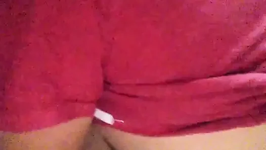 Aku mengisap vaginanya dan membasahi janggutku