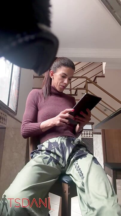 Daniela santos si wanita trans dengan kontol besar lagi asik pamer tubuh bahenolnya di rumah
