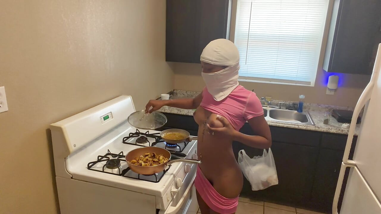 Hot babe naked making breakfast for her boyfriend m