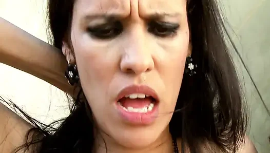 Cewek sange ini lagi asik ngentot kontol besar sampai lubangnya menganga lebar