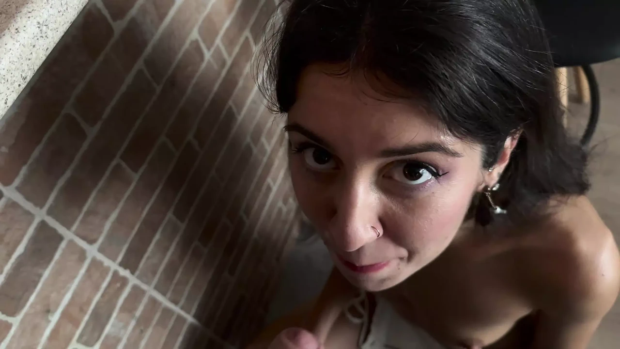 家庭例行公事 - 不忠的女人经常在她的绿帽老公面前和任何人做爱 - 她多么喜欢口爆