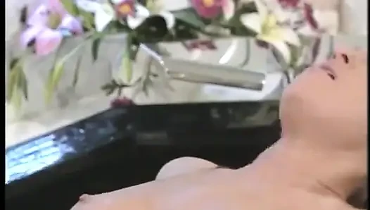 Satu per satu aksi lesbian beruap berlangsung di bak mandi